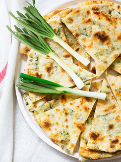 Una foto de Pan Naan de Calçots con Salsa Romesco