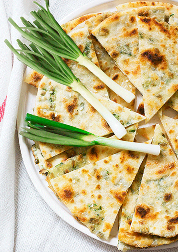 Una foto de Pan Naan de Calçots con Salsa Romesco