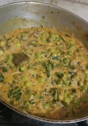 A picture of Methi matar malai.