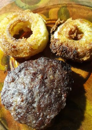 Una foto de Cebollas y muzzarella rebozadas con hamburguesas de carne