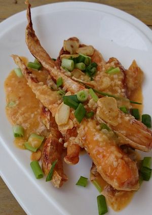 A picture of Salmon In Butter Sauce Top Crispy Garlic.