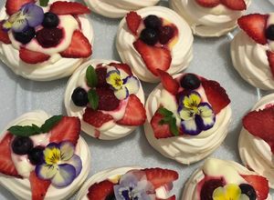 Una foto de Mini pavlovas 🍓🫐