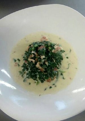 Una foto de Espinacas en salsa bechamel con tocino