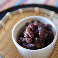 A picture of Anko Red Bean Paste in a Rice Cooker.