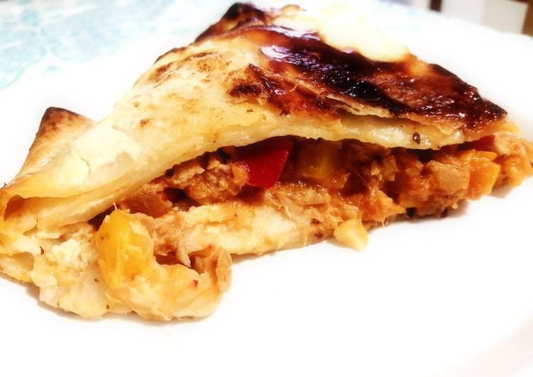 Pseudoempanada con tortitas de trigo, langostinos y atún