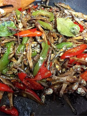 Cara Mudah Membikin Resep Tumis Pedas Teri Jengki yang Uenak Anti Ribet, Uenak Banget