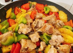 Hình của món Sườn xào ớt chuông và thơm.