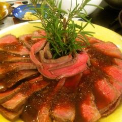 A picture of Simple Roast Beef with Thick Onion Sauce.