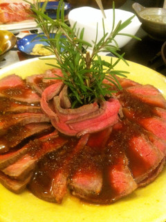 A picture of Simple Roast Beef with Thick Onion Sauce.