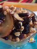 Copa de helado con crumble de frutos rojos y avena
