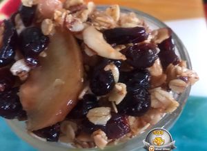Una foto de Copa de helado con crumble de frutos rojos y avena