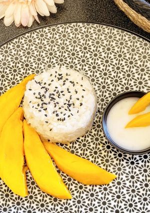 Une photo de Riz gluant au lait de coco et mangue