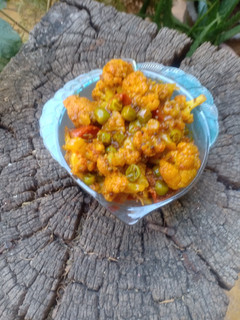 ફલાવર વટાણા બટાકા નુ શાક (Flower Vatana Bataka Shak Recipe In Gujarati) રેસીપી મુખ્ય ફોટો