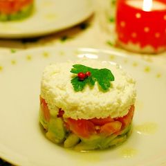 A picture of Christmas Salmon and Avocado Salad.