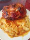 Codillo asado con patatas panaderas