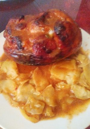 Una foto de Codillo asado con patatas panaderas