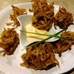 A picture of Fried onion balls.