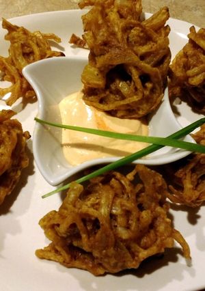 A picture of Fried onion balls.