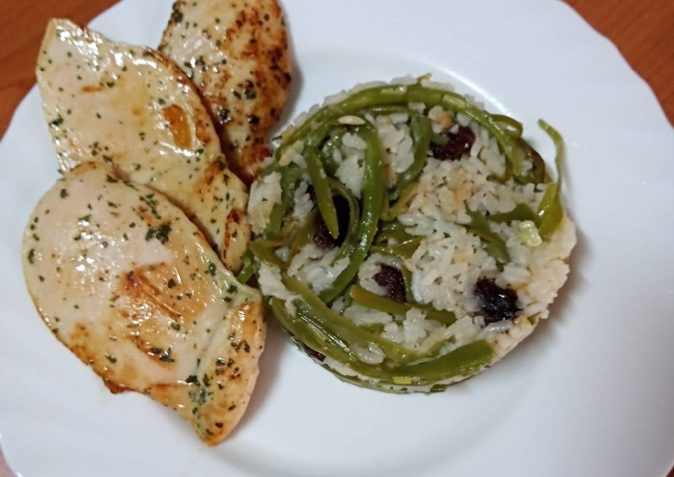 Pechuga asada con salteado de arroz con judías verdes y pasas