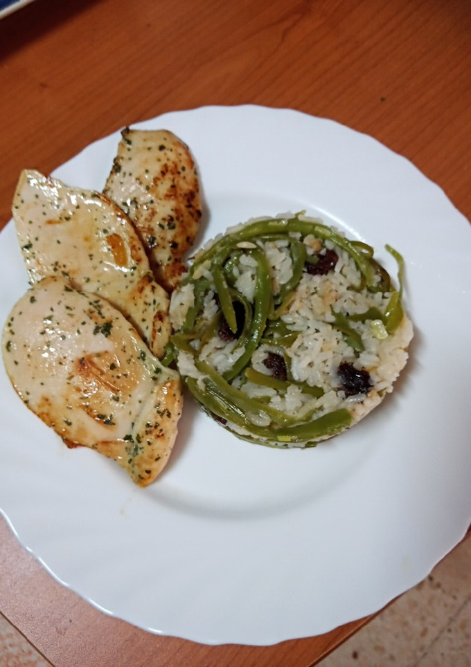 Una foto de Pechuga asada con salteado de arroz con judías verdes y pasas