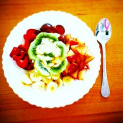 A picture of yogurt and fruit.
