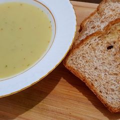A picture of Broccoli soup with Chili pepper شوربة بروكولي مع الفليفلة الحارة.