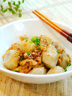 A picture of Satoimo (Taro Root) and Pork Stir-Fry with Oyster, Mayonnaise and Sesame Sauce.