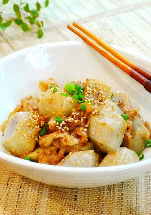 A picture of Satoimo (Taro Root) and Pork Stir-Fry with Oyster, Mayonnaise and Sesame Sauce.