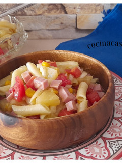 Una foto de Ensalada de pasta hawaiana -con aceite de albahaca-