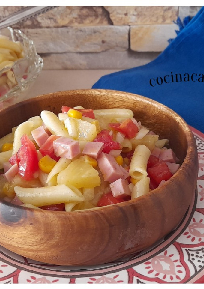 Una foto de Ensalada de pasta hawaiana -con aceite de albahaca-
