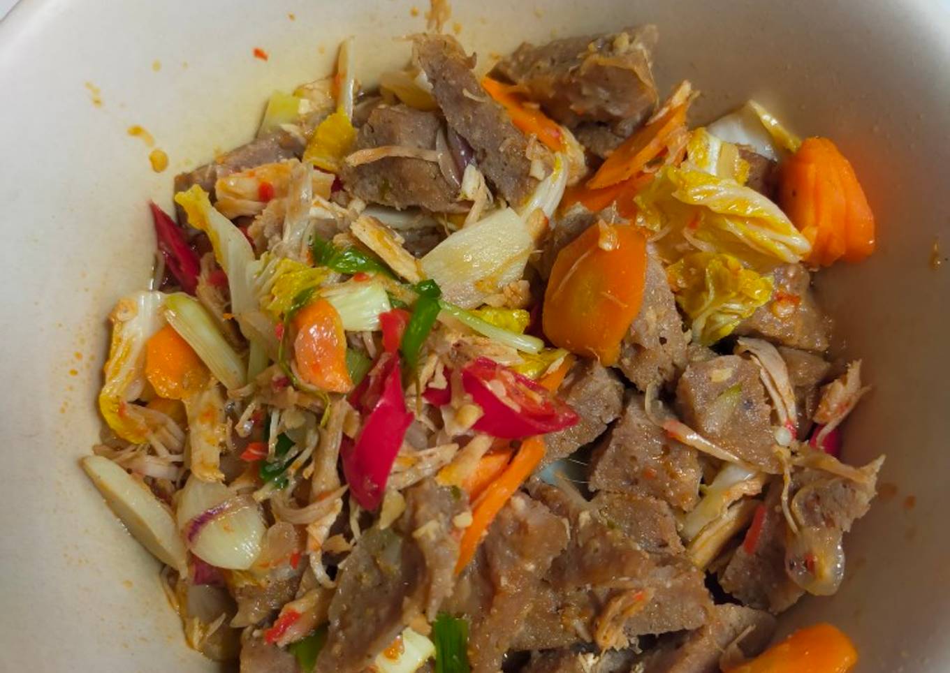 Capcay bakso sederhana dengan ayam suwir