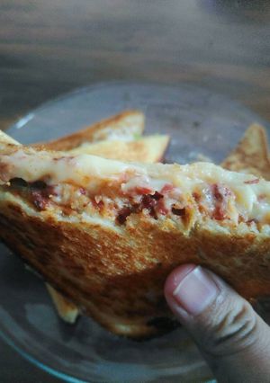 Foto resep Roti isi daging (with extra melted cheese)