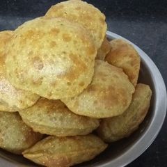 A picture of Peas Pooris.