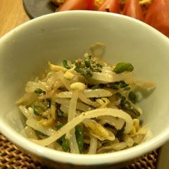 A picture of Bean Sprout Namul in a Microwave Steaming Container.