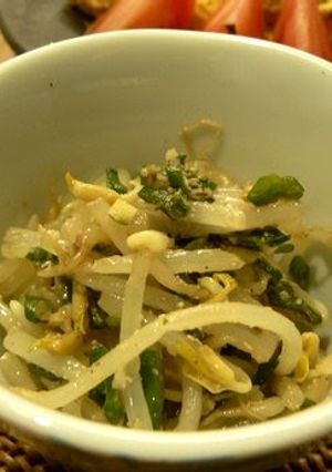 A picture of Bean Sprout Namul in a Microwave Steaming Container.