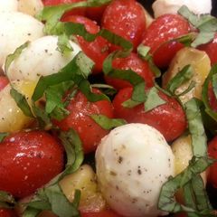 A picture of Garlic Caprese Salad.