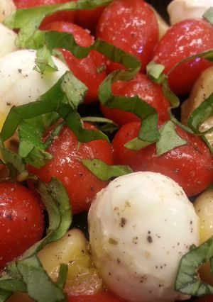 A picture of Garlic Caprese Salad.