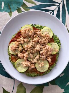 Una foto de Pizza calabacín y salmón con base de brócoli en sartén