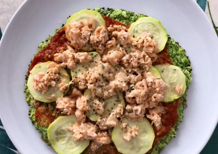 Pizza calabacín y salmón con base de brócoli en sartén