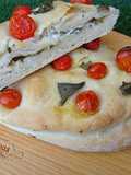 Foccacia calzone com alho, queijo de cabra e tomate aromatizada com alecrim e manjericão