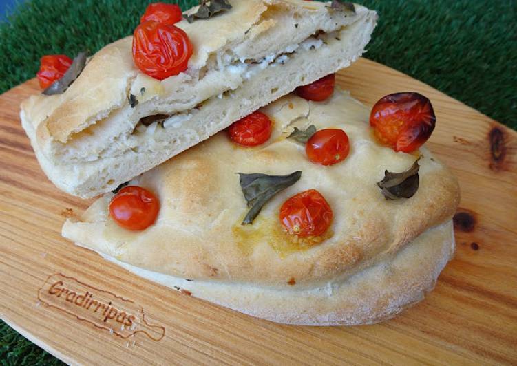Foccacia calzone com alho, queijo de cabra e tomate aromatizada com alecrim e manjericão