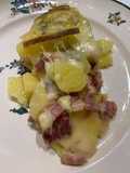 Des pommes de terre lardons et raclette