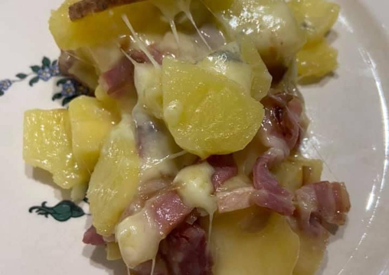 Des pommes de terre lardons et raclette