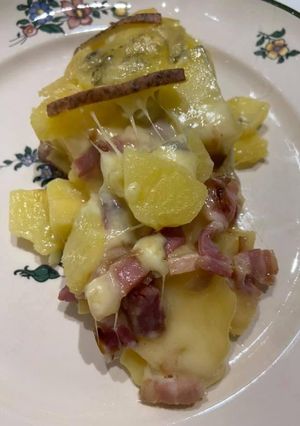Une photo de Des pommes de terre lardons et raclette