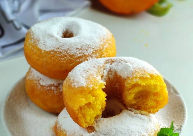 Cara Mudah Menyiapkan Pumpkin Doughnut (Donat Labu Kuning) Enak dan Antiribet