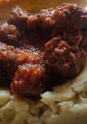 Una foto de Albóndigas con salsa y puré