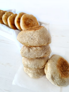 Una foto de English muffins, bollos ingleses sin horneado, en panificadora