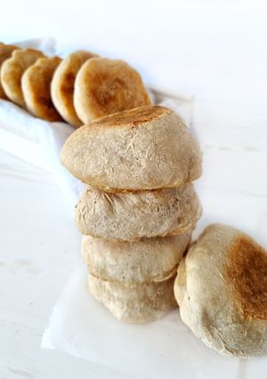 Una foto de English muffins, bollos ingleses sin horneado, en panificadora