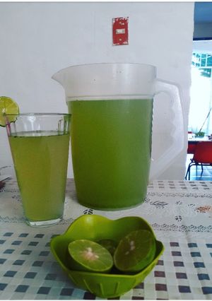 Una foto de Agua de pepino con limón