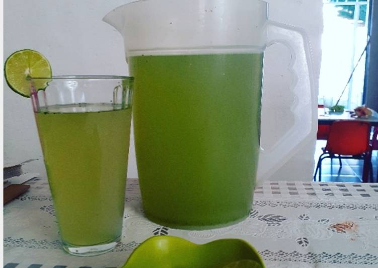 Agua de pepino con limón